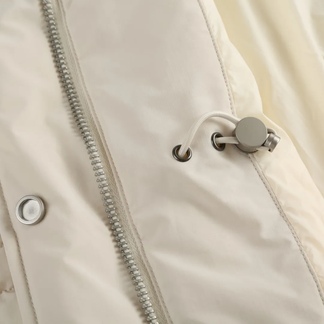P1060 Canada Goose hooded down jacket fabric selection; nylon fabric is known for its high strength, excellent wear and tear resistance, and excellent durability. At the same time, it is light in texture, easy to move, and has excellent water-repellent function, which can effectively deal with light rain and humidity. Technology: Double-needle quilting technology is used. Double-needle quilting technology is a sophisticated sewing technology. Its core feature is to use two needles to quilt at the same time to form two parallel stitches. This design not only makes the quilting lines visually more three-dimensional, regular and refined, but more importantly, it greatly enhances the firmness of the sewing. The double lines in parallel form a more stable structure, which can effectively lock the internal filling and significantly prevent it from shifting, accumulating or velveting during wearing or washing, thereby ensuring that the thermal insulation layer is evenly distributed without cold spots, and comprehensively improves the durability and thermal efficiency of the product.    High-quality filling: It is filled with 90% selected white duck down, weighing 170g, ensuring fluffy rebound, lightness and warmth.  Accessories: one-to-one customized three-standard, one-to-one customized zipper, one-to-one customized hardware